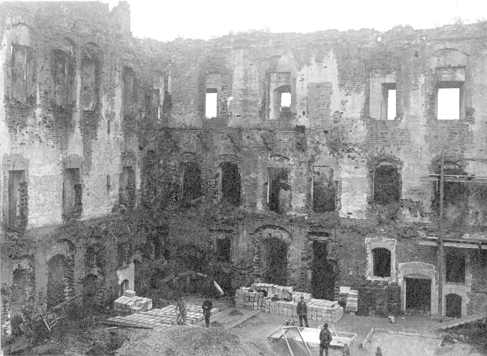 Mirski zamak, Dvor. Мірскі замак, Двор (A. Visłocki, 1923) (2)