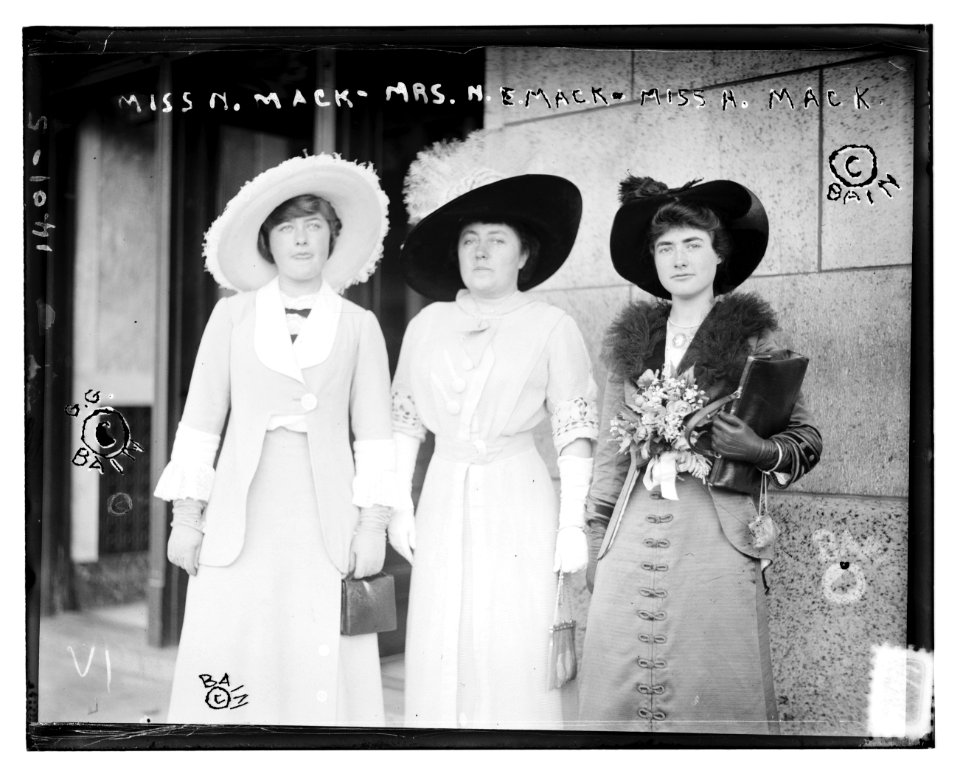 Miss N. Mack, Mrs. N.E. Mack, Miss H. Mack LCCN2014687713