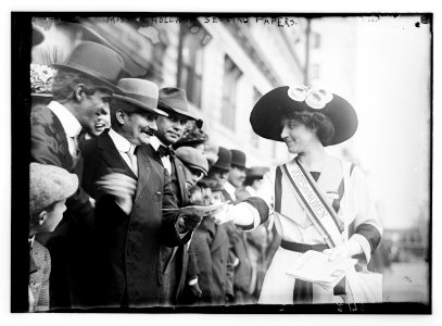 Miss Milholland selling papers LCCN2014689082