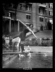 Miss Washington in bathing suit at Wardman Park pool LCCN2016891648