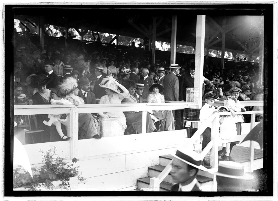 Miss Wilson & party horse show, May 3,1917 LCCN2016851012