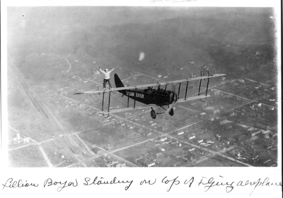 Miss Lillian Boyer, aerial acrobat LCCN2003656133