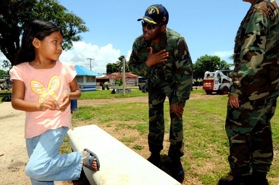Mission Commander Speaks With Nicaraguans During Continuing Promise 2008 DVIDS109452