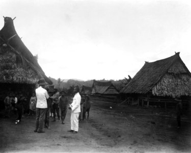 Missionären Loois och skolläraren ute i byn. Winatoe. Indonesien - SMVK - 000289