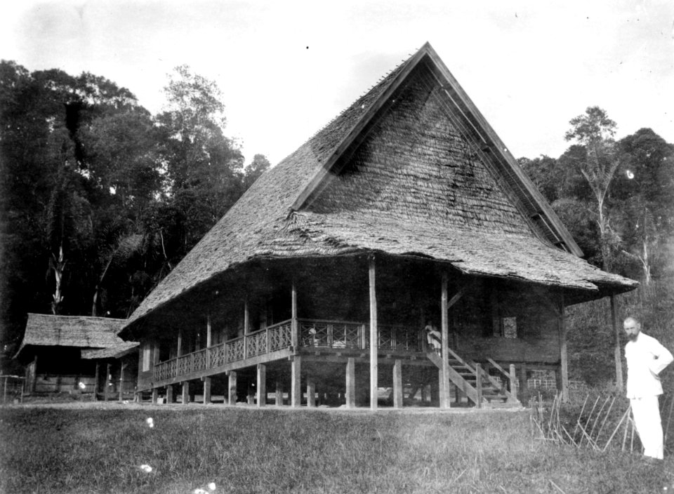 Missionär Ritzema utanför sitt hus. Poso, Sulawesi. Indonesien - SMVK - 010806b