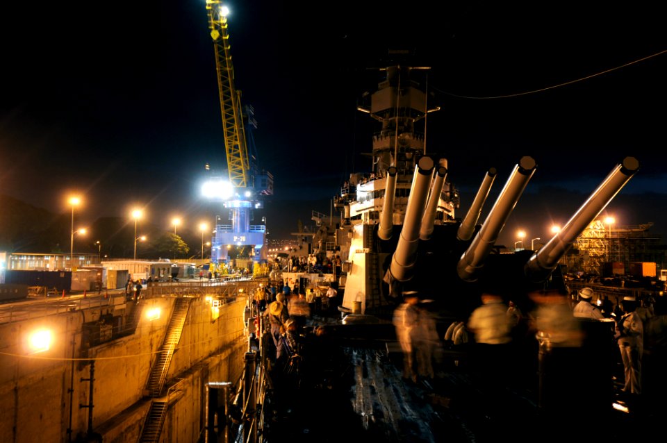 Missouri undocking 100107-N-WP746-026