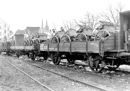 Mit Fuhrwerken beladene Eisenbahnwagen - CH-BAR - 3239453