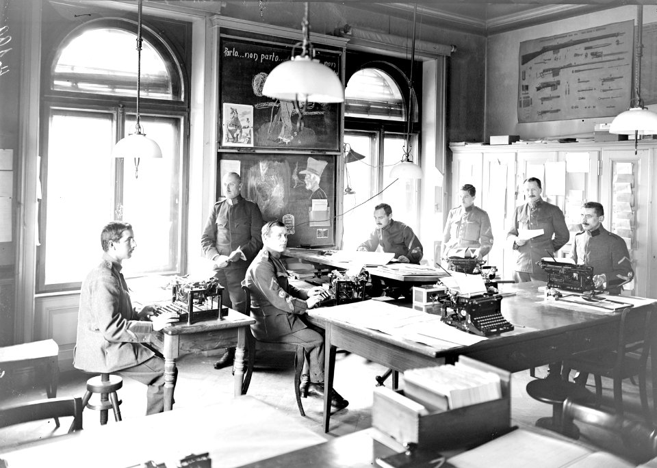 Mitarbeiter im Büro eines Stabes - CH-BAR - 3240173