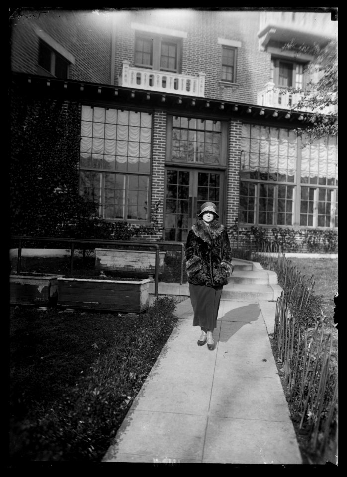 Miss Evelyn Gordon, deb. LCCN2016887051