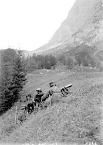 Mitrailleure bringen ihr Maschinengewehr in Stellung - CH-BAR - 3240884