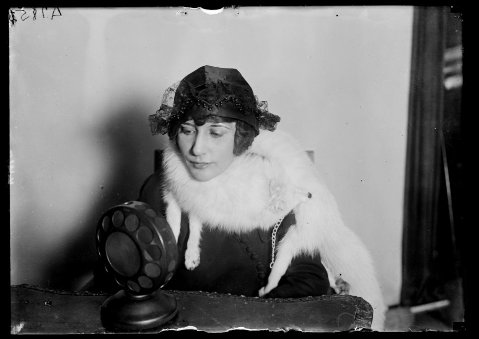Miss Viola Hudson, the W.C.A.P. Radion station's Valentine Girl who broadcasted a Valentine greeting LCCN2016887114