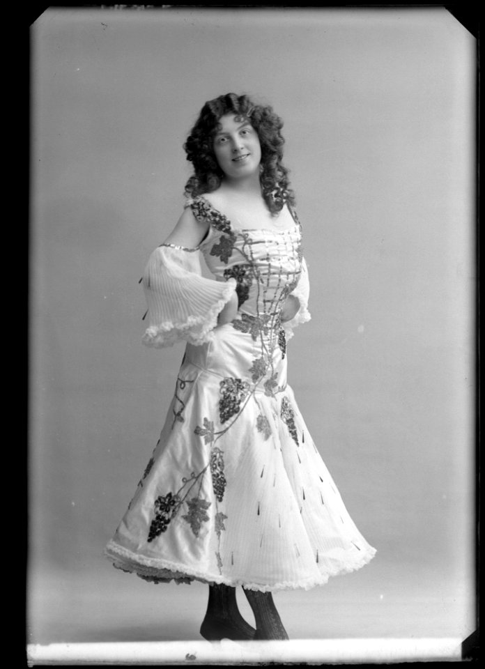 Miss Hansen, dancer - SMV - NH011