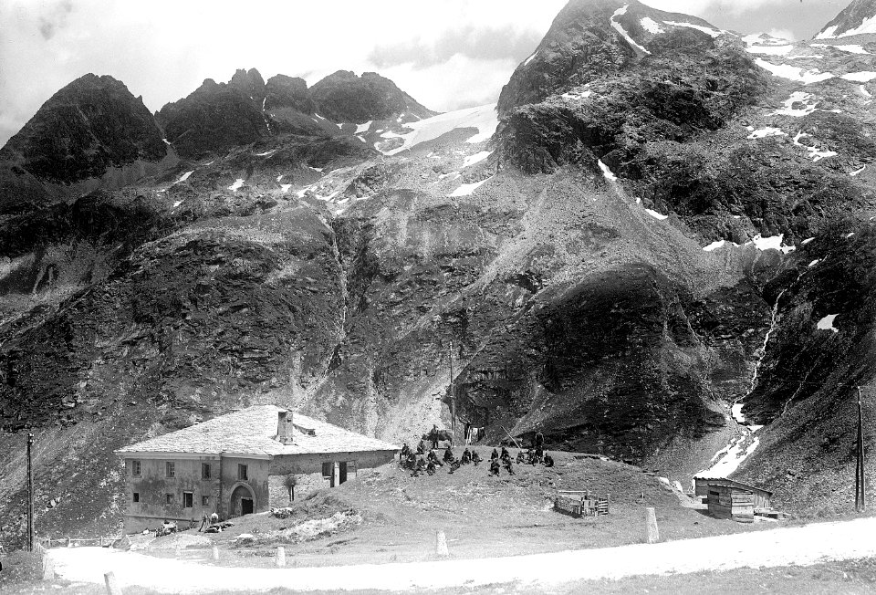 Mittagsverpflegung beim Splügen - Berghaus - CH-BAR - 3236879