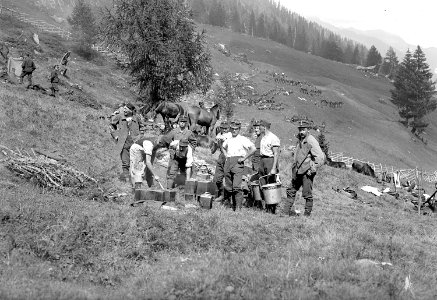 Mittagsrast, Essenfassen - CH-BAR - 3237002