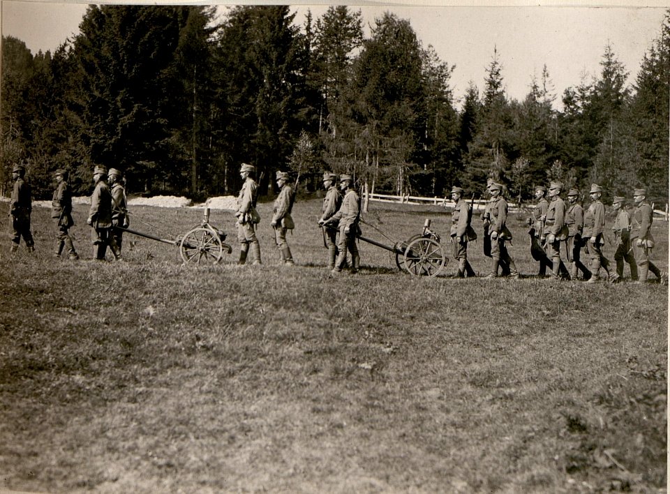 Mittlerer Granatwerfer-Zug am Marsch. (30-6.1917.) (BildID 15799272)