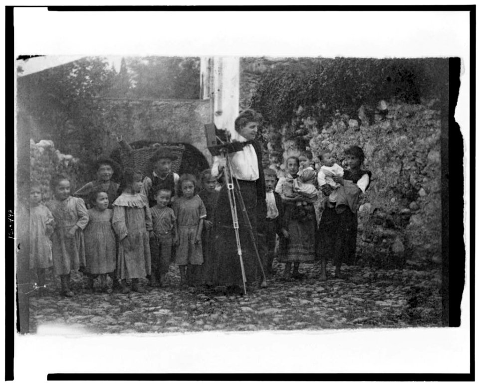 Miss Johnston & audience, Lake Como, Italy LCCN98506390