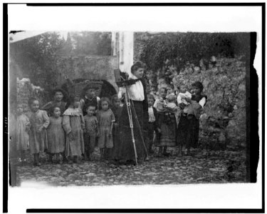 Miss Johnston & audience, Lake Como, Italy LCCN98506390
