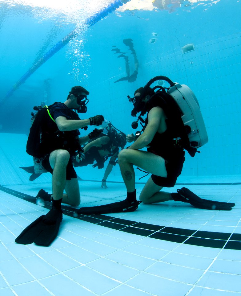 Mk. 16 rebreather training dive 130310-N-GG400-010
