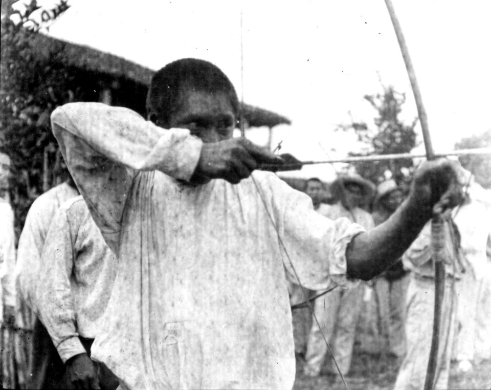 Missionsindian under tävlan i skjutning med pil och båge. Lokal, Yaguarú, Guarayos, östra Bolivia - SMVK - 005659