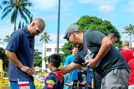 MLB players interact with military members and their families 151205-N-YW024-184