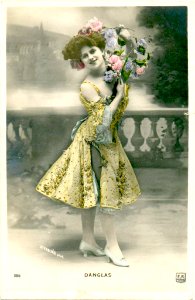 Mme Desfosses-Danglass avec fleurs