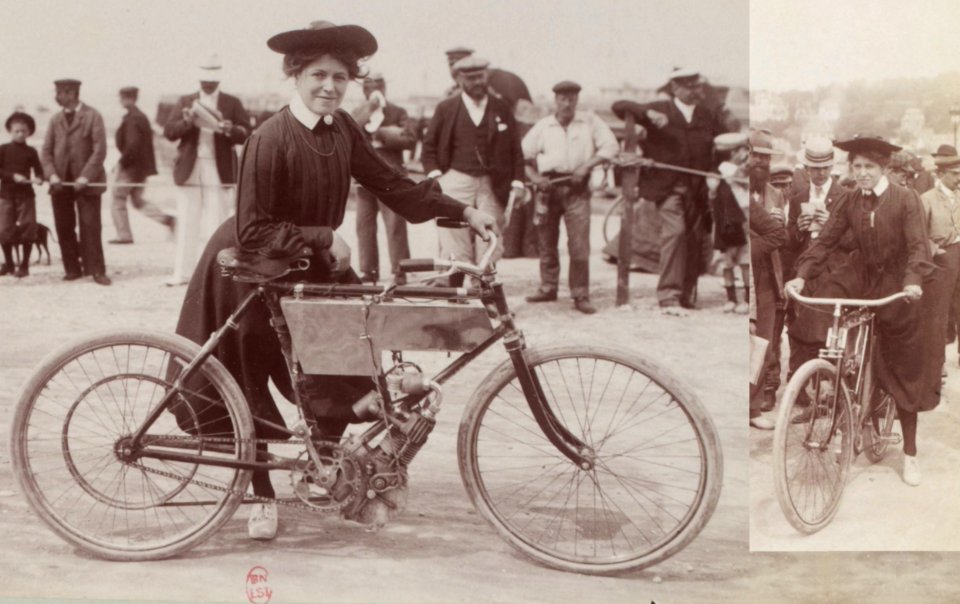 Mme Jolivet, première recordwoman de vitesse en sports mécaniques, au kilomètre de Deauville 1902, le 26 août (sur Pécourt 1½ hp 30kg)