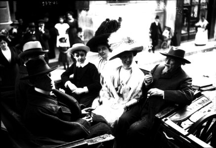 Mistral, madame de Croisset, Jean Richepin, (Francis) de Croisset, 4 mai 1910 (à Arles) - (photographie de presse) - (Agence Rol)