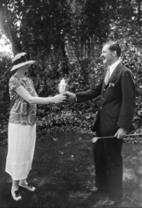 Mme la duchesse Decazes remet la coupe au duc de Mouchy, gagnant de golf (à Deauville) - (photographie de presse) - (Agence Rol)