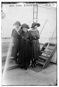 Mme. Curie & daughters LCCN2014712813