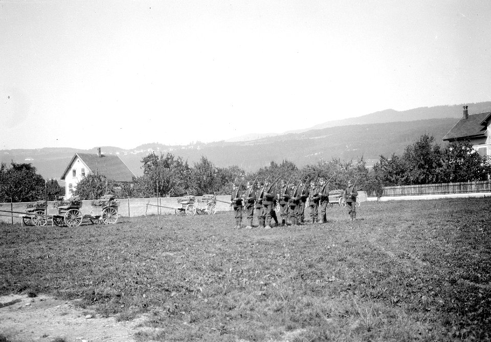 Mitrailleure beim Exerzieren - CH-BAR - 3236357