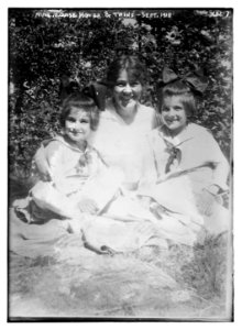 Mme. Louise Homer and twins - Sept. 1915 LCCN2014699843