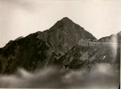 Mittagskofel mit Planinarücken aus der Schwarzenbergstellung. (4-7.1917.) (BildID 15800112)