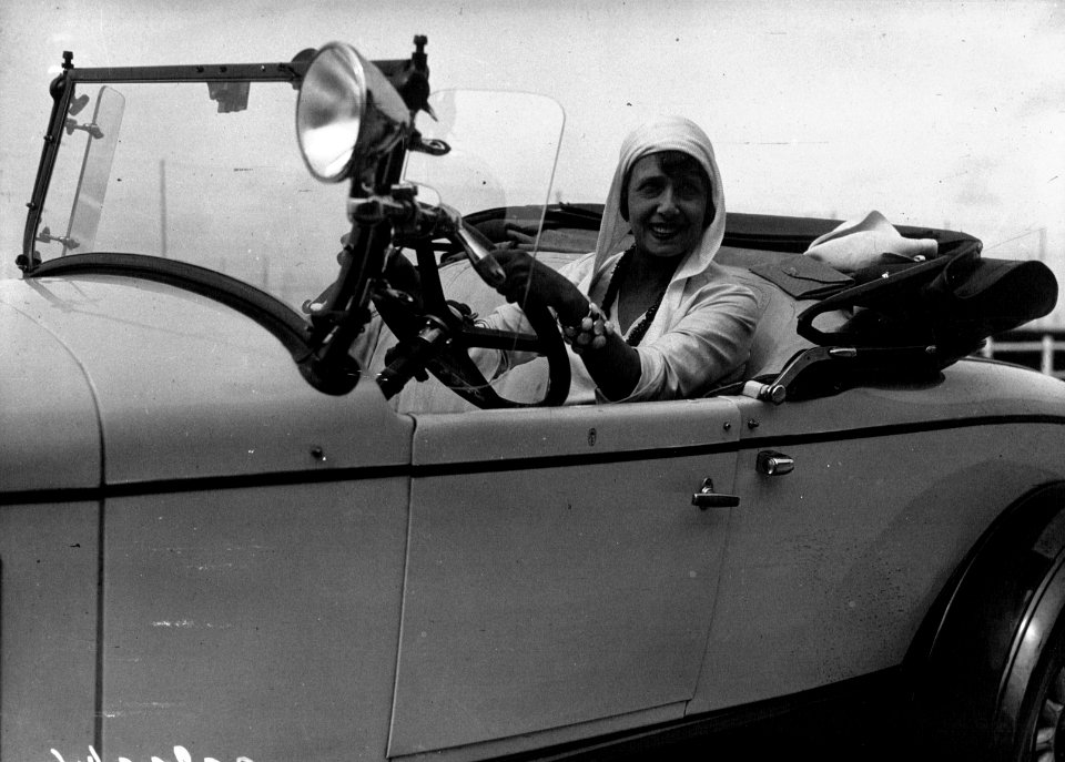 Mistinguett sur sa chrysler, Deauville