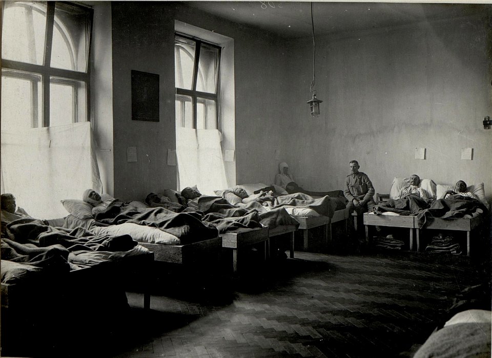 Mob.Res.Spital 2-13. Krankenzimmer. Aufgen.am 12.V.1916. BUCZACZ. (BildID 15537444)