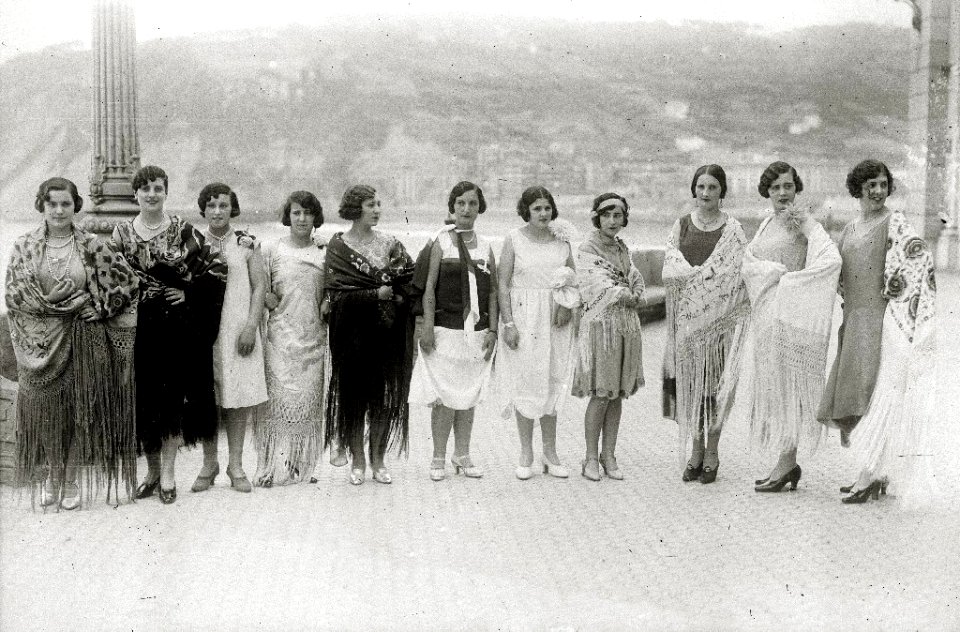 Modelos en la terraza del Gran Kursaal (6 de 8) - Fondo Car-Kutxa Fototeka