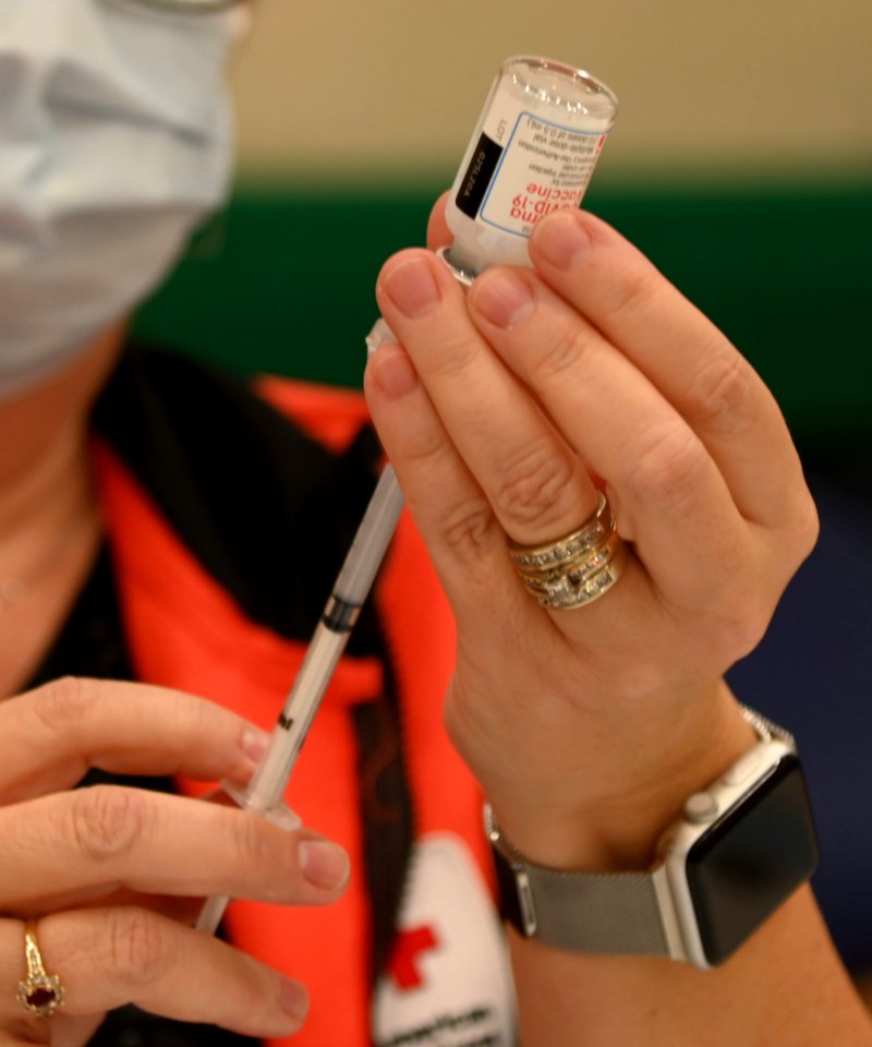 Moderna COVID-19 vaccine (2021) (cropped)