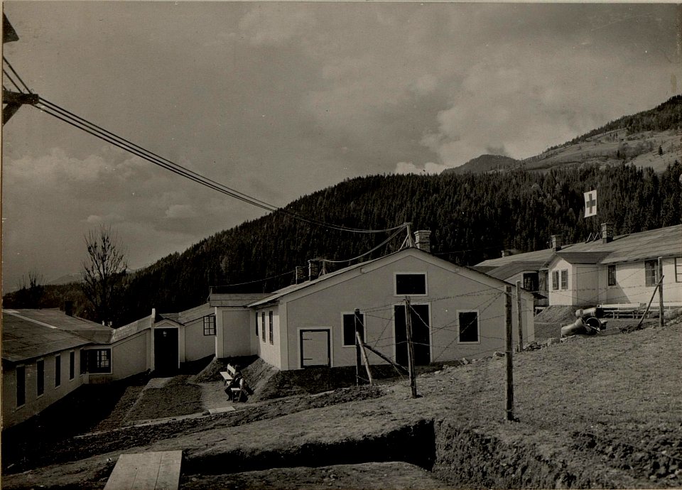Mobiles Reservespital 2-7 in Dellach Elekrtrozug 215-16 LL, Hauptleitung zum Spital, aufgenommen am 2. Mai 1916 (BildID 15474046)