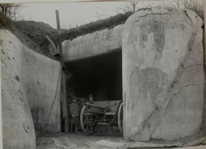 Moderne Feldkanone als Flankierungsgeschütz, steht tagsüber im bombensicheren Unterstand und wird Nachts, respektive im Momente der feindlichen Infanterie Angriffe in die Schwarmlinie gebracht, beim S (BildID 15442713)