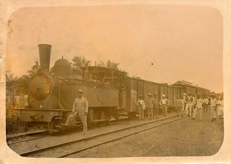 Mixed train in Cotonu, 1927