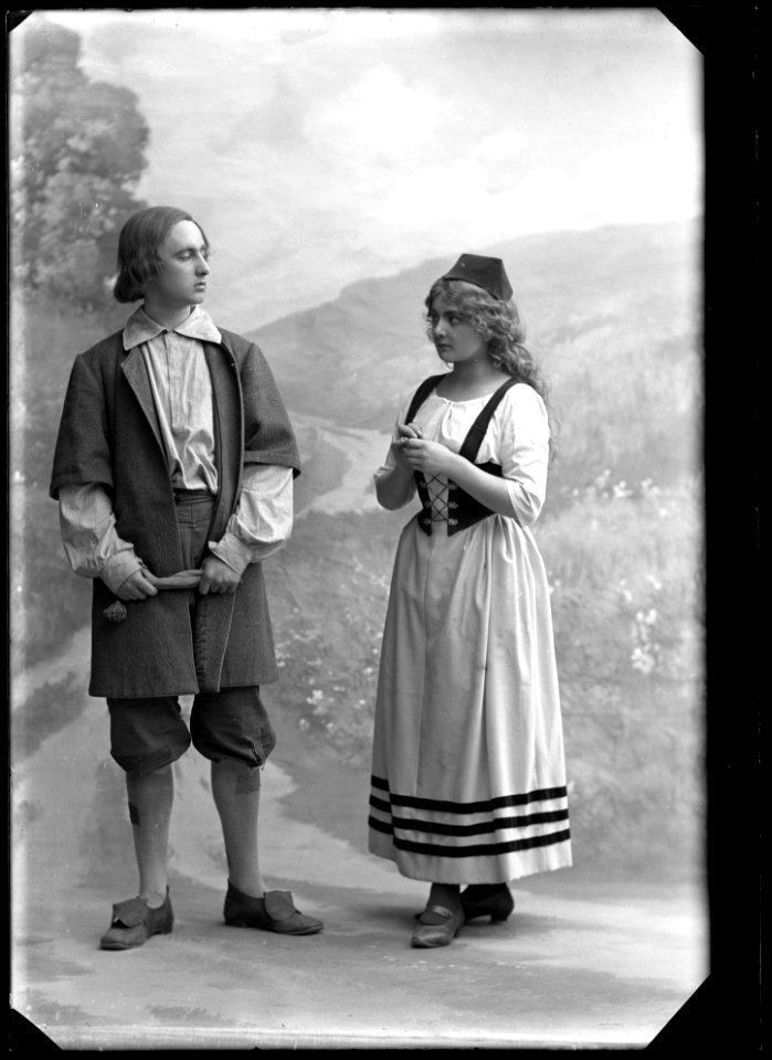 Nils Lundberg and Greta Strindberg in Lycko-Pers resa at Östermalmsteatern 1907 - SMV - GK058