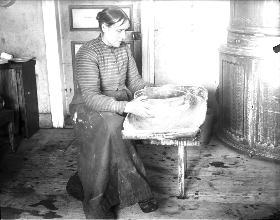 Mjölsiktning. Grovsiktning av rågmjöl medelst tagelsikt. Jösse härad, Mangskogs socken, Värmland - Nordiska museet - NMA.0027742