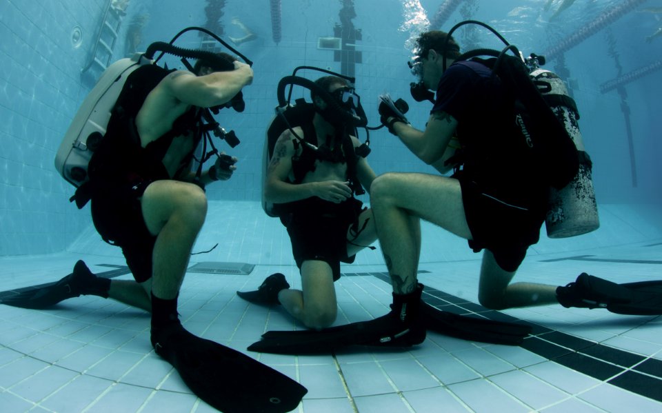 Mk. 16 rebreather training dive 130310-N-GG400-016
