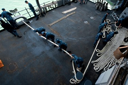 Nimitz sailors heave a line 130513-N-LP801-067