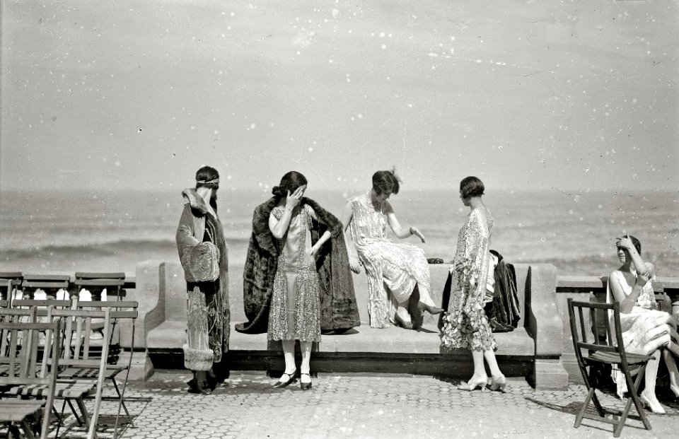 Modelos en la terraza del Gran Kursaal (1 de 8) - Fondo Car-Kutxa Fototeka