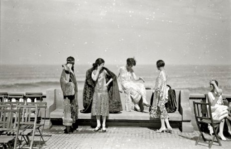 Modelos en la terraza del Gran Kursaal (1 de 8) - Fondo Car-Kutxa Fototeka