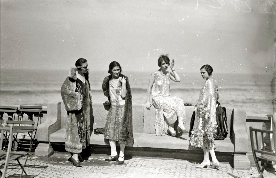 Modelos en la terraza del Gran Kursaal (5 de 8) - Fondo Car-Kutxa Fototeka