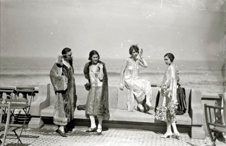 Modelos en la terraza del Gran Kursaal (5 de 8) - Fondo Car-Kutxa Fototeka