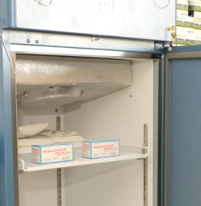Moderna COVID-19 vaccine storage (2021) (cropped)