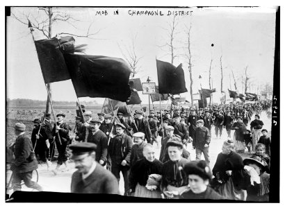 Mob in Champagne district LCCN2014689038