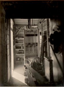 Mobiles Reserve Spital 2-7 in Dellach, Schalttafel von rückwärts gesehen und Gleichstrom Dynamomaschine des Elektrozuges 215-16 LL. aufgenommen am 4. Mai 1916. (BildID 15474060)